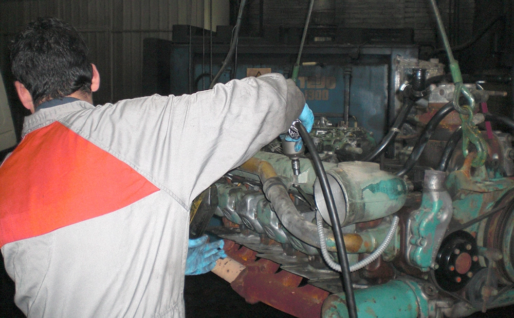 Operario trabajando en el taller