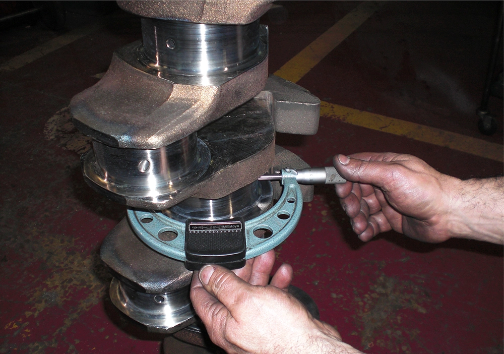 Operario trabajando en el taller