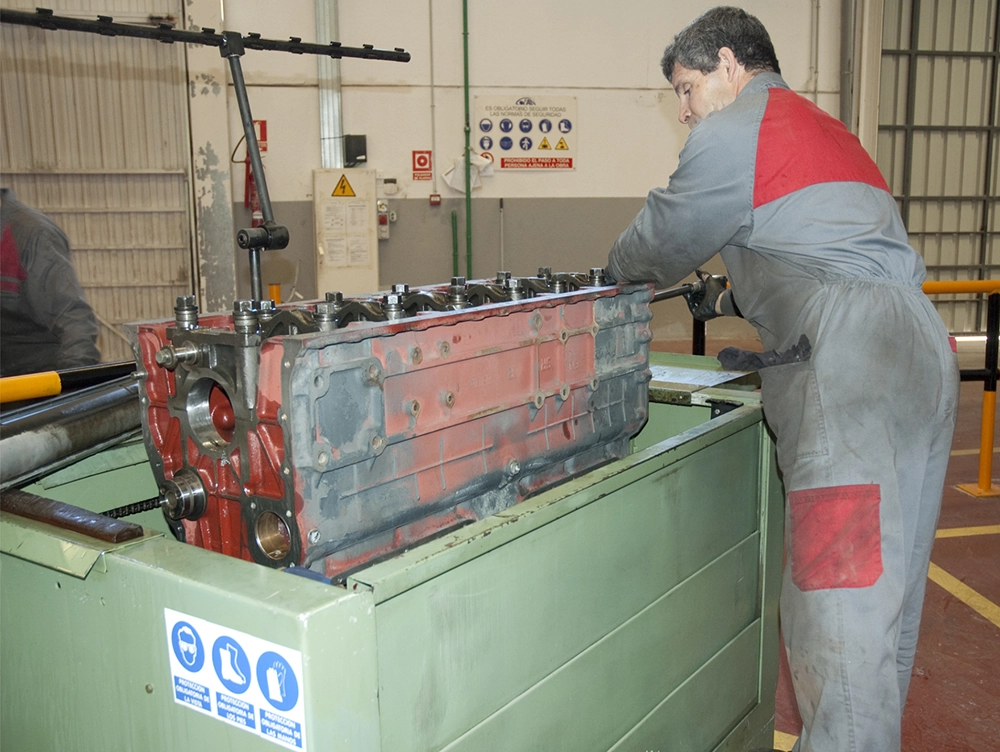 Operario trabajando en el taller