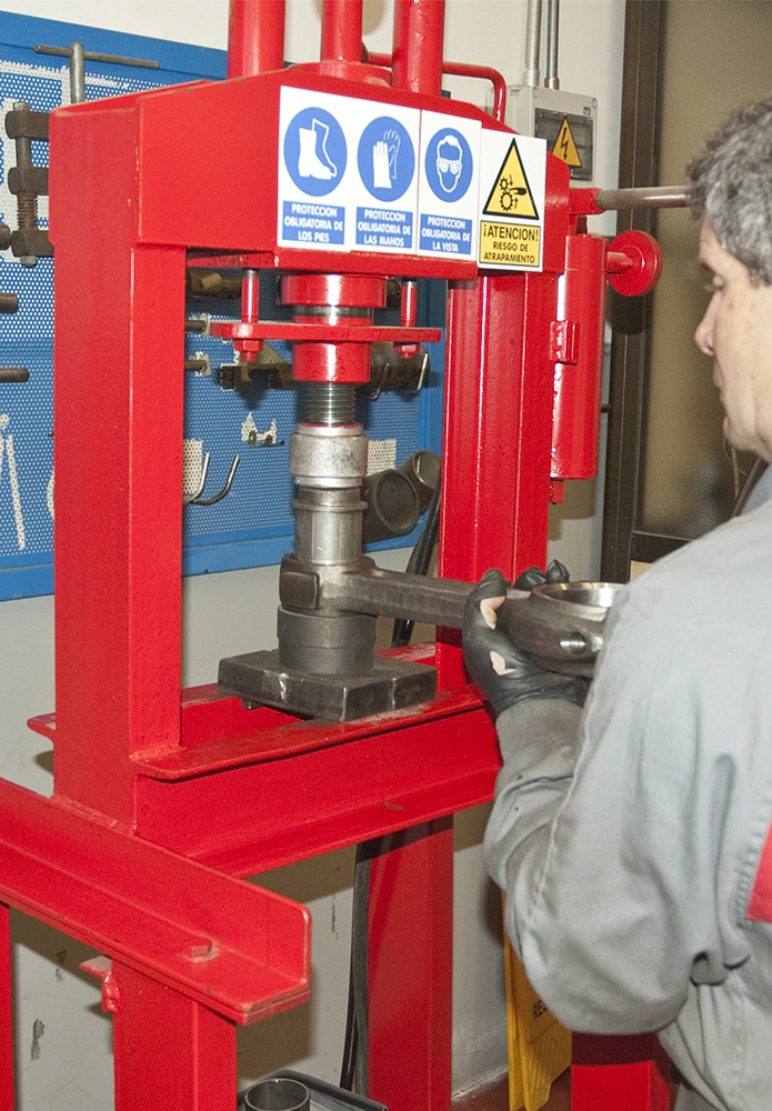 Operario trabajando en el taller